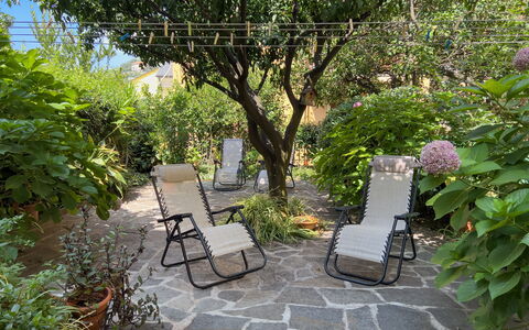 Casa Mary - Levanto: Møbel, Udendørs Møbler, Have, Busk, Stol, Bunddække, Skygge, Backyard, Flise