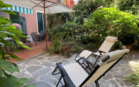 Casa Mary - Levanto: Møbel, Stol, Udendørs Møbler, Skygge, Udendørs Bord, Foldestol, Gård, Backyard, Altan, Kaffebord