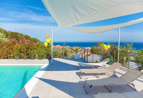Villa Il Poggiolo - Diano Marina: Ejendom, Himmel, Ferie, Ejendom, Hus, Arkitektur, Bygning, Svømmepøl, Design, Skygge