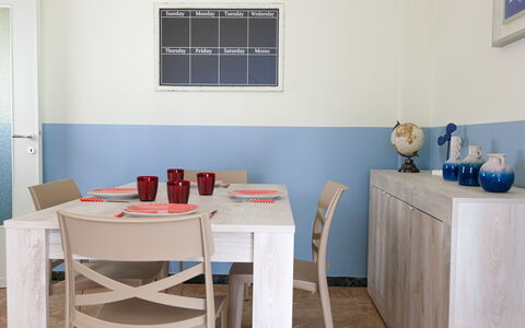 Giulia Apartment - Levanto: Bord, Møbel, Bygning, Blå, Træ, Vindue, Billedramme, Indretning, Etage