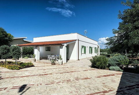 Bianca: Busk, Boligområde, Hjem, Tag, Bunddække, Have, Skygge, Estate, Landscaping