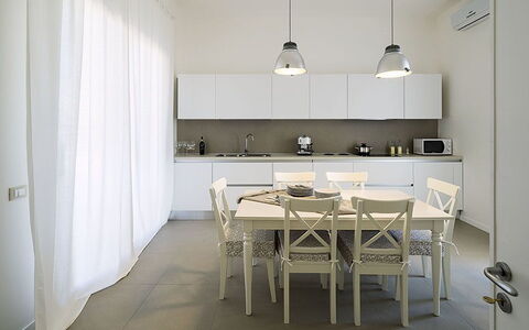 Villa Berbaro: Cabinetry, Møbel, Bord, Træ, Countertop, Indretning, Køkken, Bygning, Stol