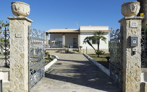 Villa Berbaro: Himmel, Ejendom, Daytime, Plante, Bygning, Azure, Arkitektur, Vindue, Vejbelægning, Dør