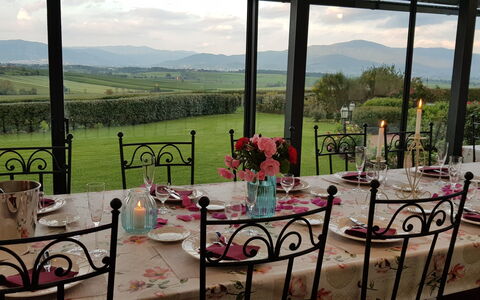 Villa Dei Michelangioli a Brolio: Ejendom, Restaurant, Jern, Værelse, Bord, Ejendom, Hus, Bygning, Ferie, Møbel
