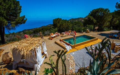 Terre Di Bea Cottage By The Sea Cefalu': Himmel, Plante, Vand, Azure, Naturlige Landskab, Træ, Svømmepøl, Arecales, Udendørs Møbler, Biome