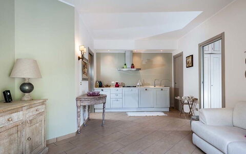 Eden Retreat: Ejendom, Cabinetry, Møbel, Couch, Skuffe, Træ, Indretning, Kommode, Etage