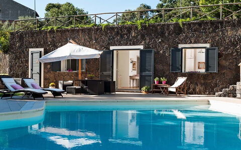 Eden Retreat: Vand, Ejendom, Møbel, Svømmepøl, Bygning, Stol, Azure, Plante, Udendørs Møbler, Skygge