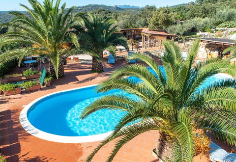 Residence Villa Smeralda: Vand, Plante, Ejendom, Træ, Himmel, Azure, Svømmepøl, Arecales, Vegetationen, Fritid