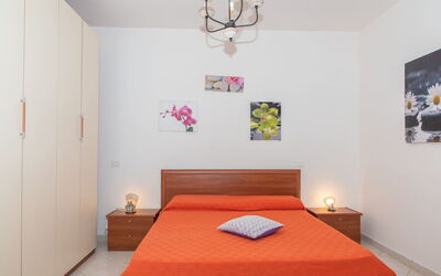 Residence Villa Smeralda 1: Møbel, Indretning, Etage, Soveværelse, Gulvbelægning, Seng, Træ, Værelse, Sengetøj, Sengetøj