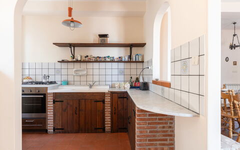 Mareneve: Cabinetry, Ejendom, Countertop, Håndvask, Træ, Køkken, Komfur, Reoler, Indretning, Arkitektur