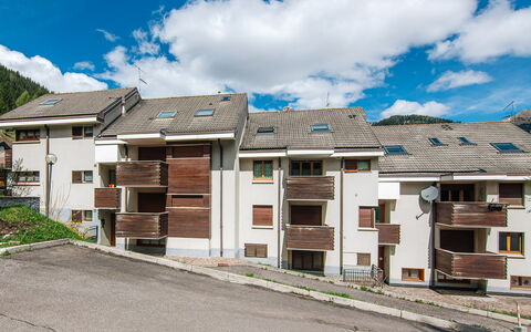 Canazei 710: Himmel, Sky, Bygning, Vindue, Plante, Træ, Hus, Urban Design, Ejerlejlighed