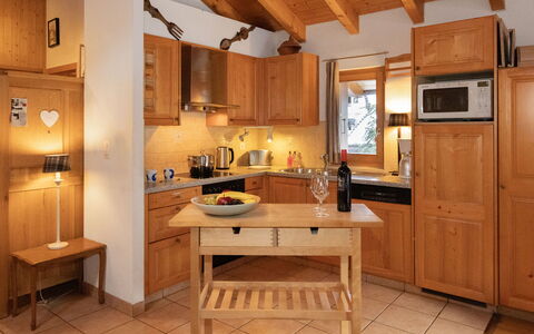 Ropiar: Møbel, Køkken, Cabinetry, Indretning, Træ, Countertop, Gulvbelægning, Køkken Apparat, Loft, Etage