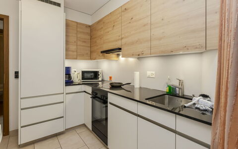 Rehli: Køkken, Countertop, Køkken Apparat, Cabinetry, Indretning, Møbel, Gulvbelægning, Træ, Større Bandage, Etage