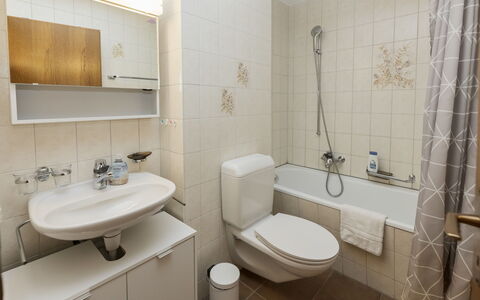 Rehli: Badeværelse, Badeværelsesvask, Sanitærarmatur, Håndvask, Toilet, Toiletbræt, Indretning, Gulvbelægning, Etage, Tap