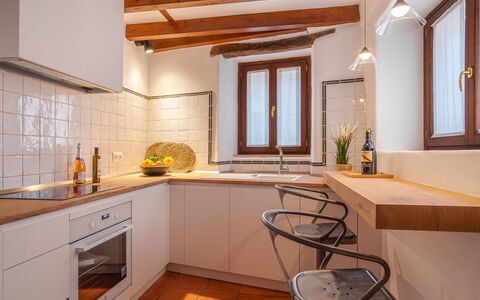 Biniarroi Charm & Quality: Tap, Cabinetry, Countertop, Ejendom, Håndvask, Køkkenvask, Sanitærarmatur, Bygning, Køkken, Træ