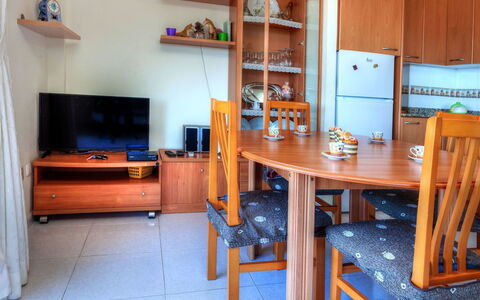 Fané: Værelse, Møbel, Ejendom, Bord, Bygning, Hus, Indretning, Etage, Spisestue, Cabinetry
