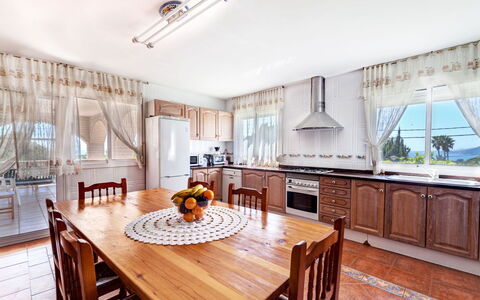 Macedonia: Værelse, Ejendom, Møbel, Indretning, Ejendom, Bygning, Køkken, Cabinetry, Loft, Bord