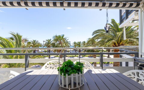 Salou 206: Vand, Himmel, Ejendom, Plante, Bygning, Sky, Svømmepøl, Træ, Boligområde, Græs