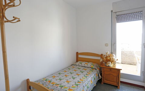 Dorine: Seng, Soveværelse, Værelse, Møbel, Ejendom, Sengetøj, Bed Frame, Væg, Sengetøj, Gul