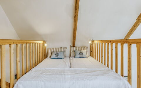 La Belle Océane: Soveværelse, Seng, Værelse, Møbel, Ejendom, Bed Frame, Sengetøj, Sengetøj, Loft, Træ
