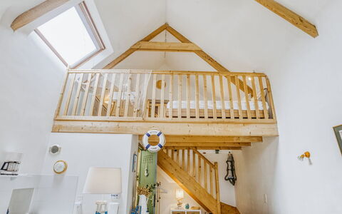 La Belle Océane: Værelse, Ejendom, Loft, Møbel, Gul, Indretning, Trappe, Hjem, Seng, Hus