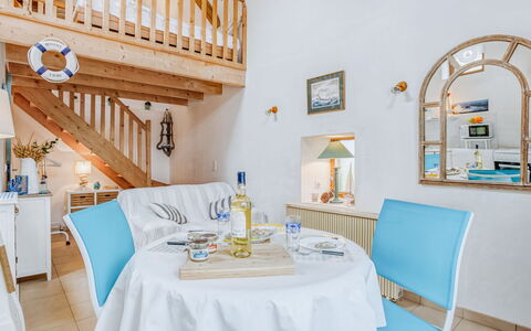 La Belle Océane: Værelse, Blå, Møbel, Ejendom, Turquoise, Gul, Indretning, Azure, Væg, Bygning