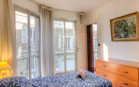 Le Bellevue: Møbel, Ejendom, Vindue, Cabinetry, Azure, Komfort, Blå, Bygning, Træ, Indretning