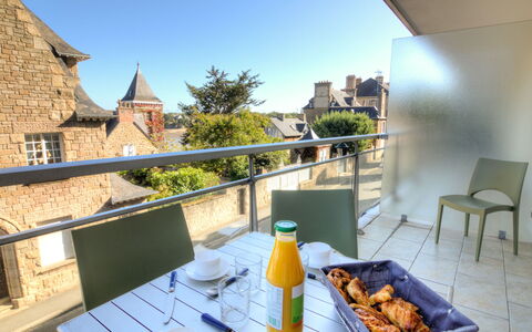 Le Royal Foch: Mad, Bordservice, Bygning, Bord, Møbel, Himmel, Stol, Plante, Belysning, Hus