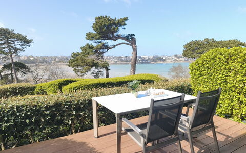 Dinard 220: Møbel, Udendørs Møbler, Busk, Bord, Udendørs Bord, Skygge, Stol, Coastal Og Oceaniske Landskabsformer, Hav