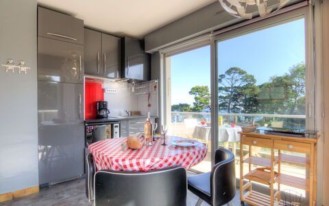 Dinard 220: Møbel, Ejendom, Bygning, Indretning, Cabinetry, Belysning, Stol, Køkken, Himmel, Etage