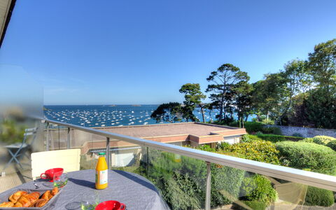 Dinard 220: Himmel, Plante, Bord, Bygning, Bordservice, Vand, Azure, Skygge, Stol, Udendørs Møbler
