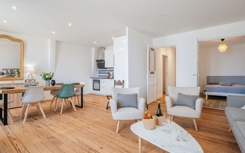Résidence les Terrasses: Boligområde, Hus, Hjem, Tag, Estate, Sommerhus, Altan, Forstad, Have, Landsby