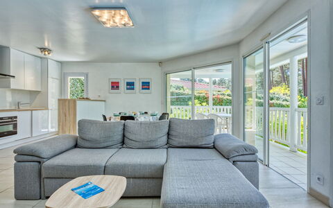 Eden Parc: Møbel, Ejendom, Couch, Bord, Stue, Indretning, Etage, Studio Couch, Væg, Gulvbelægning