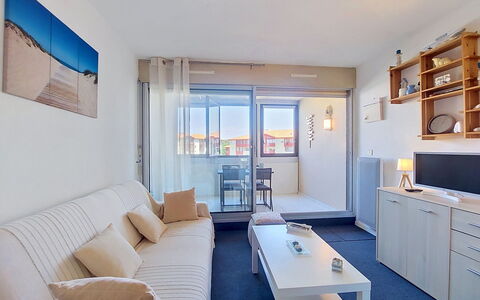 Le Point D'Or: Vindue, Arkitektur, Boligområde, Hus, Hjem, Tag, Sommerhus, Indkørsel, Forstad, Stor Mellemklassebil