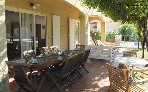 Villa Brigantin: Møbel, Bord, Ejendom, Stol, Skygge, Indretning, Træ, Bygning, Udendørs Møbler, Træ