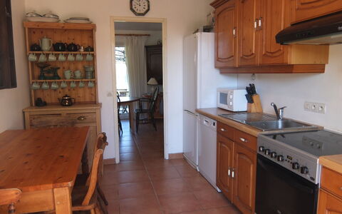 Villa Brigantin: Countertop, Værelse, Møbel, Cabinetry, Køkken, Ejendom, Bygning, Etage, Hårdttræ, Trægulve