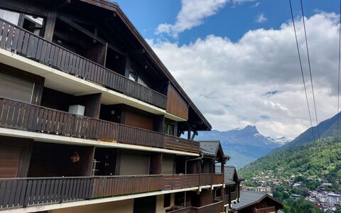 Saint-Gervais D'En Haut: Himmel, Sky, Bygning, Bjerg, Vindue, Urban Design, Træ, Milepæl, Facade, Landskab