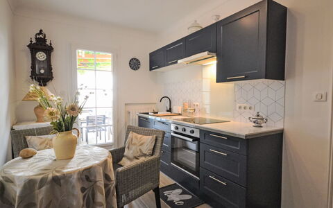 Les Angevines: Cabinetry, Møbel, Ejendom, Countertop, Håndvask, Skuffe, Indretning, Bord, Træ, Køkken