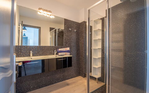 Le Grand Large: Ejendom, Spejl, Møbel, Bygning, Indretning, Cabinetry, Arkitektur, Træ, Etage, Countertop