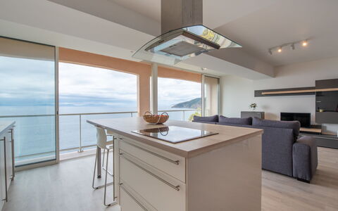 Le Grand Large: Cabinetry, Ejendom, Bygning, Møbel, Countertop, Køkken, Træ, Indretning, Arkitektur, Bord