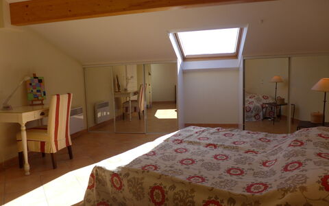 Le Panoramic: Soveværelse, Seng, Værelse, Møbel, Sengetøj, Ejendom, Bed Frame, Sengetøj, Loft, Madras