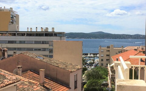 Le Panoramic: Sky, Himmel, Vand, Ejendom, Bygning, Vindue, Infrastruktur, Urban Design, Kvarter, Højhus