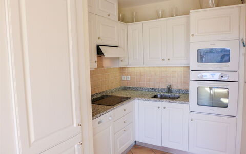 Le Panoramic: Cabinetry, Countertop, Bygning, Komfur, Køkken Apparat, Træ, Køkkenvask, Køkken, Indretning, Husholdningsapparat