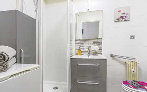 Ciel de Fabron: Gulvbelægning, Etage, Sanitærarmatur, Indretning, Badeværelse, Badeværelsesskab, Håndvask, Vvs, Cabinetry, Toilet