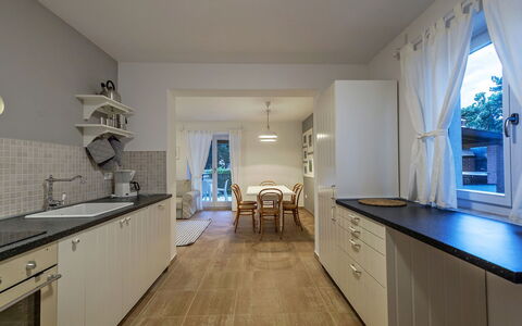 Orhidea: Gulvbelægning, Indretning, Etage, Køkken, Træ, Loft, Countertop, Møbel, Trægulve, Cabinetry