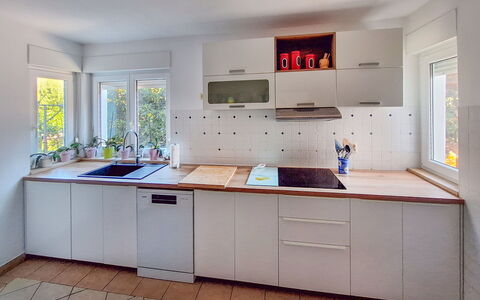 Zorica: Køkken Apparat, Køkken, Countertop, Cabinetry, Større Bandage, Indretning, Gulvbelægning, Køkkenvask, Husholdningsapparat, Træ