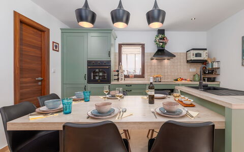 Villa Willheim: Møbel, Indretning, Køkken, Lysarmatur, Træ, Loft, Gulvbelægning, Countertop, Stol, Værelse