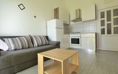 Ivan 107.2: Møbel, Couch, Bord, Cabinetry, Countertop, Køkken Apparat, Komfort, Træ, Stue, Belysning
