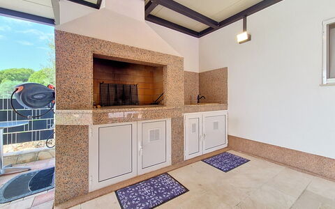 Trogir Okrug Gornji 314: Gulvbelægning, Træ, Etage, Indretning, Loft, Køkken, Flise, Countertop, Bejdse, Naturmateriale