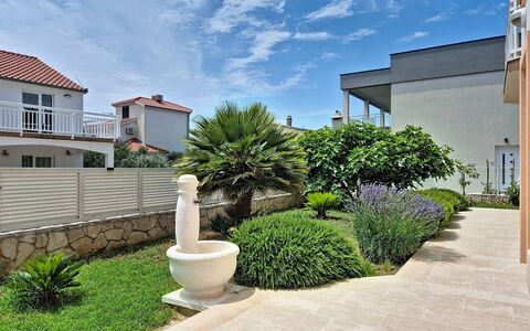 Trogir Okrug Gornji 314: Boligområde, Busk, Hus, Have, Hjem, Landscaping, Skygge, Walkway, Estate